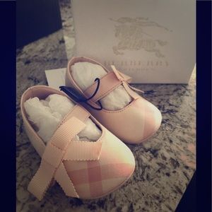 Burberry baby shoes
